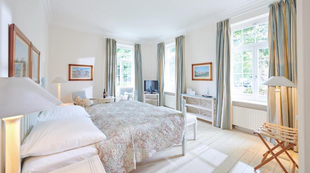 帕恩克OLE丽丝酒店的卧室配有一张床、一张书桌和窗户。