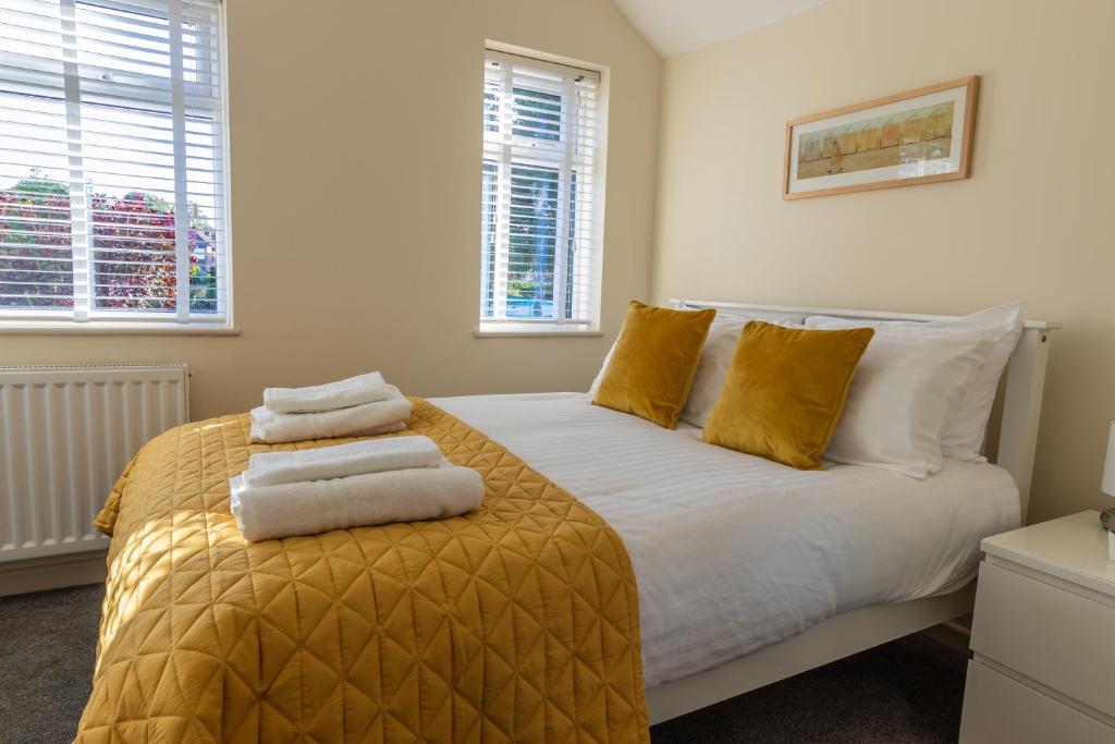 牛津Merewood House的一间卧室配有带毛巾的床