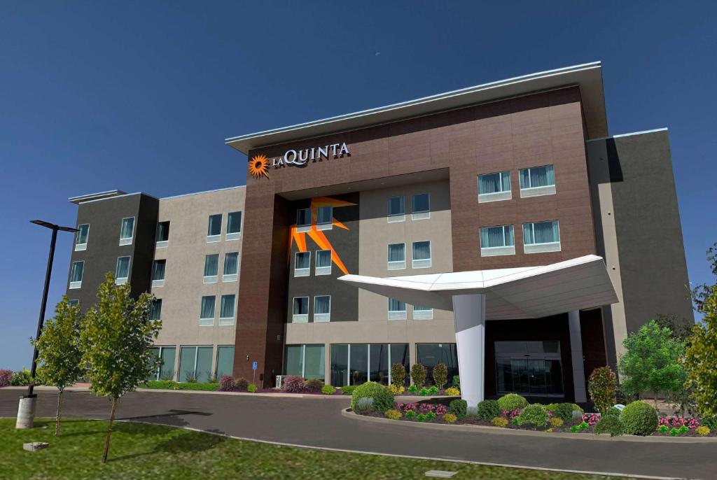 胡尔伯克La Quinta Inn & Suites by Wyndham Holbrook Petrified Forest的一座办公楼,上面有亚马逊标志