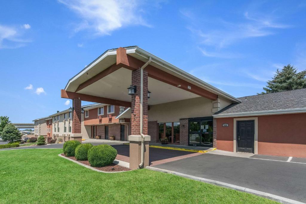 瓦拉瓦拉Quality Inn & Suites Downtown Walla Walla的建筑的 ⁇ 染,有车库