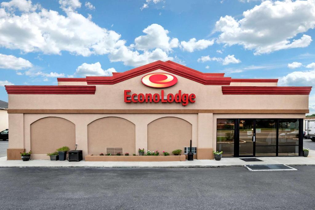 伊斯顿Econo Lodge Easton Route 50的快餐店前的商店