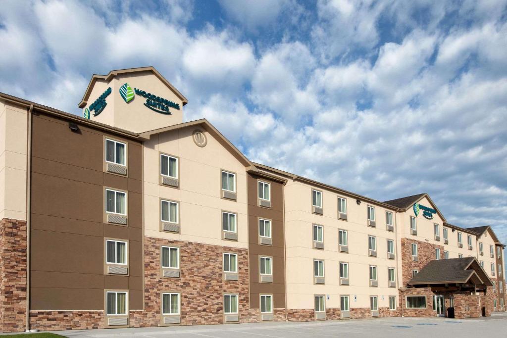 普莱诺WoodSpring Suites Plano - North Dallas的建筑的 ⁇ 染