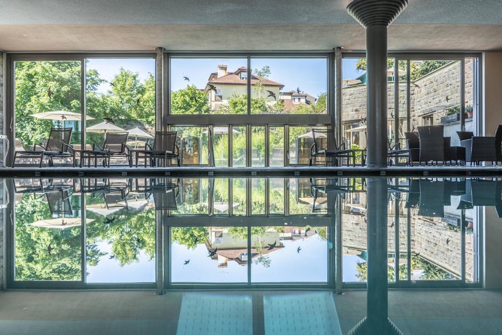 科拉尔博佩玫尔曼斯波丝特酒店的从带窗户的大楼欣赏到游泳池的景色