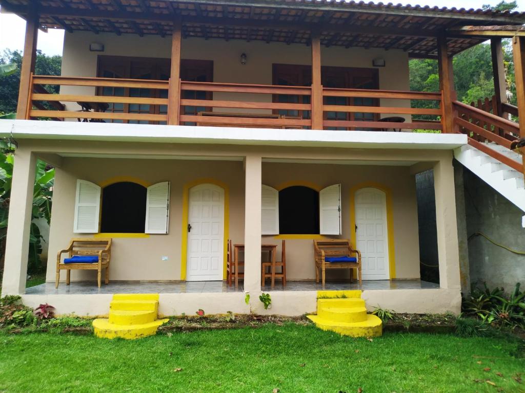 塔里图巴Estalagem São Gonçalo的带阳台和两把椅子的房子