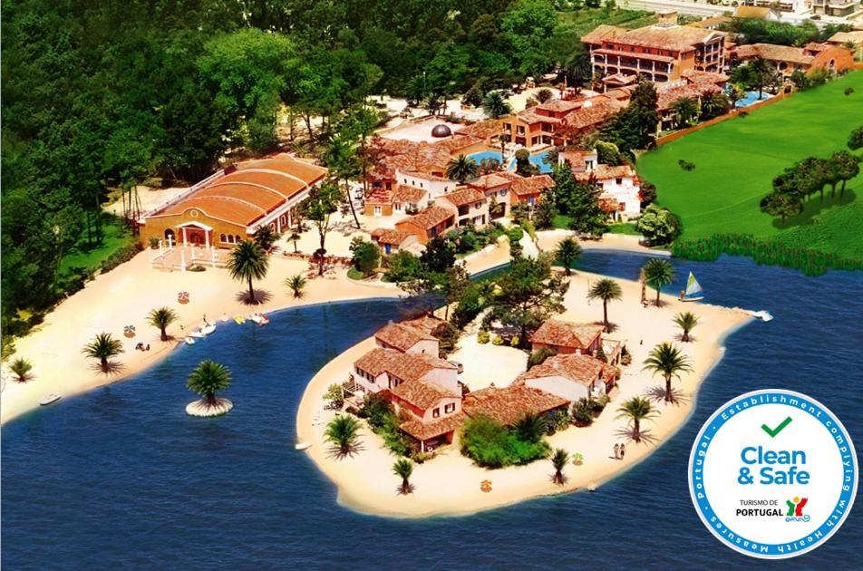 普拉亚德米拉金塔德拉格酒店的水中岛屿上度假村的空中景观