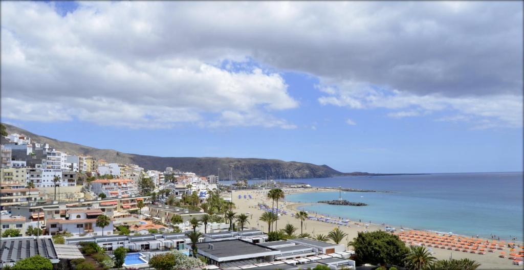 阿罗纳Casa Capitan con vista mar的享有海滩、建筑和大海的景色