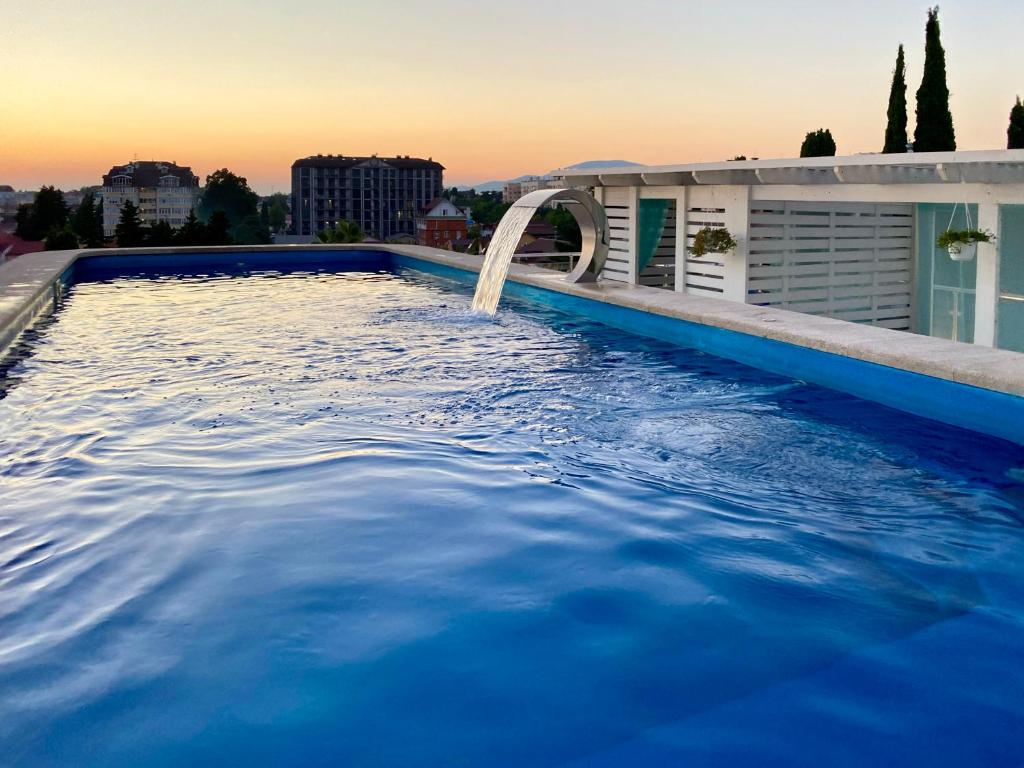 阿德勒坲沃尔德公寓酒店的一个带水滑梯的大型游泳池