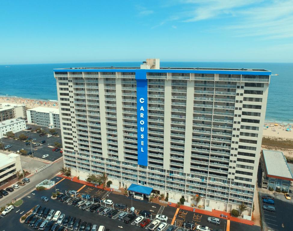 大洋城旋转木马度假公寓酒店 的靠近大海的大建筑的空中景观