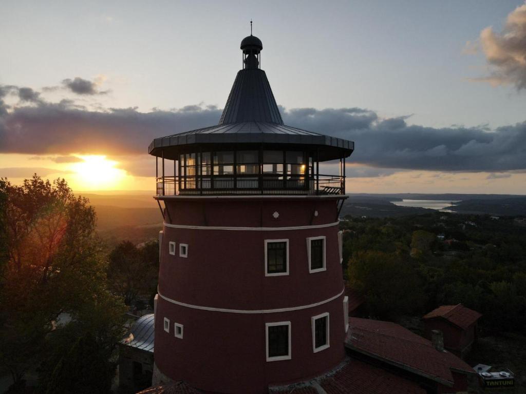ArnavutköyKule Hotel Airport的一座灯塔,上面有一座塔