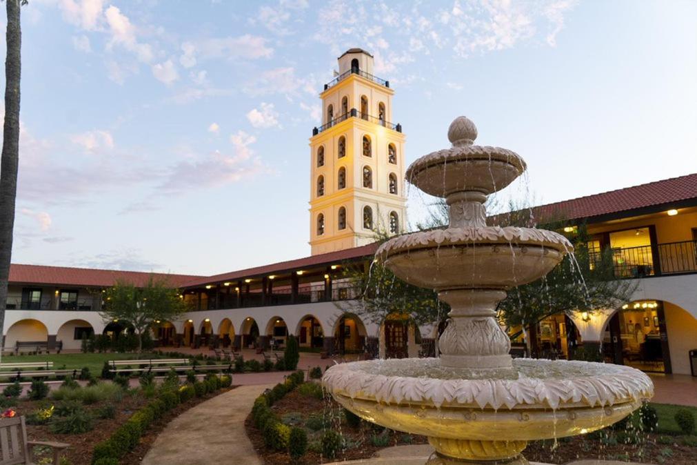桑塔妮拉观澜德奥罗即酒店的一座带钟楼建筑前的喷泉