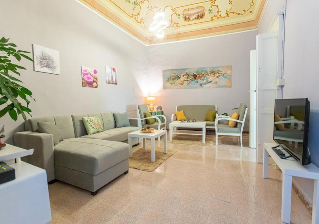 基亚拉蒙泰-古尔菲La Lira di Tersicore的带沙发和电视的客厅