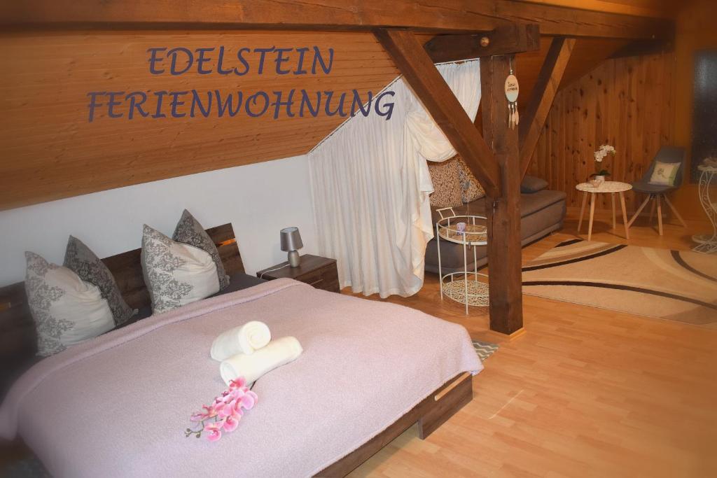 菲利普斯罗伊特Edelstein Ferienwohnung Philippsreut的一间卧室配有一张带白色蜡烛的床