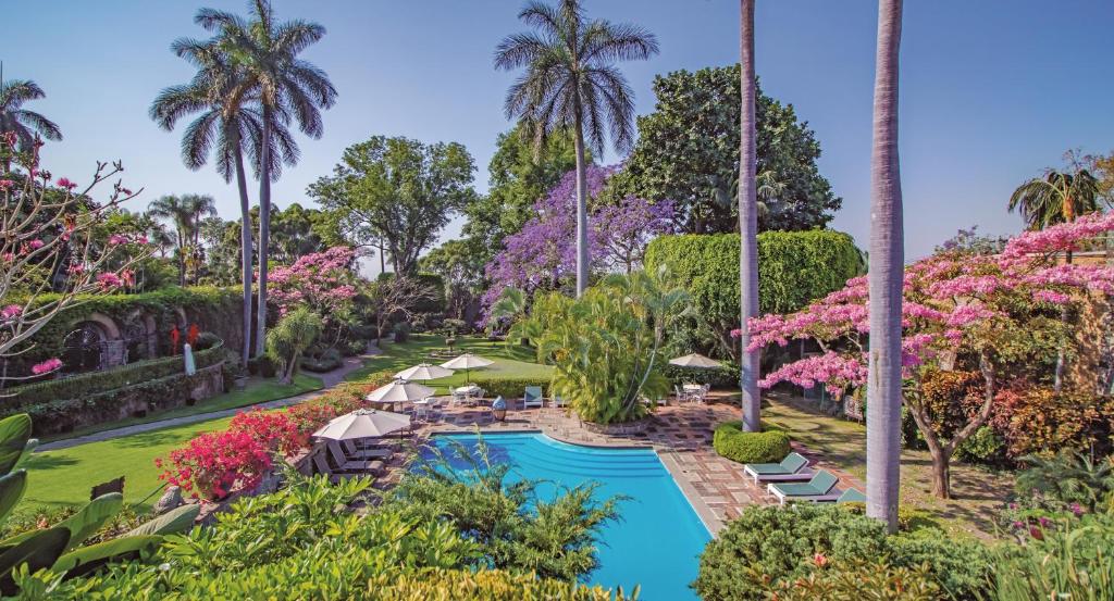 库埃纳瓦卡卡拉斯马纳尼塔斯酒店的享有度假村的空中景致,设有游泳池和棕榈树