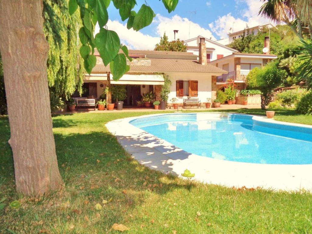 滨海圣波尔Belvilla by OYO Casa Jaume的一座房子的院子内的游泳池