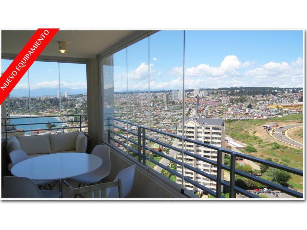维纳德马Apartamento Concon - Costas del Mar的客房设有市景阳台。