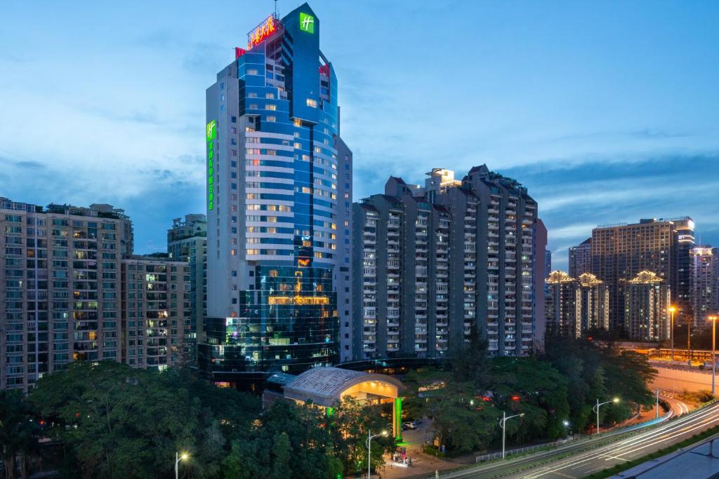 深圳深圳东华假日酒店的夜晚在城市的高楼
