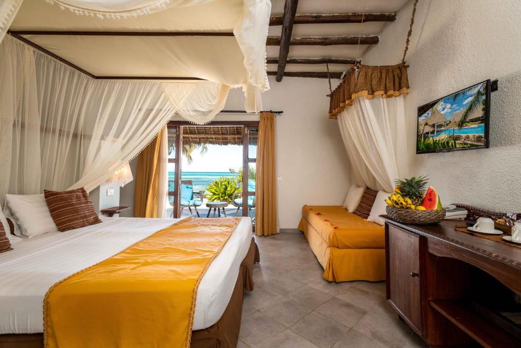 平圭卡拉夫海滩度假&Spa酒店的一间带大床的卧室和一个阳台