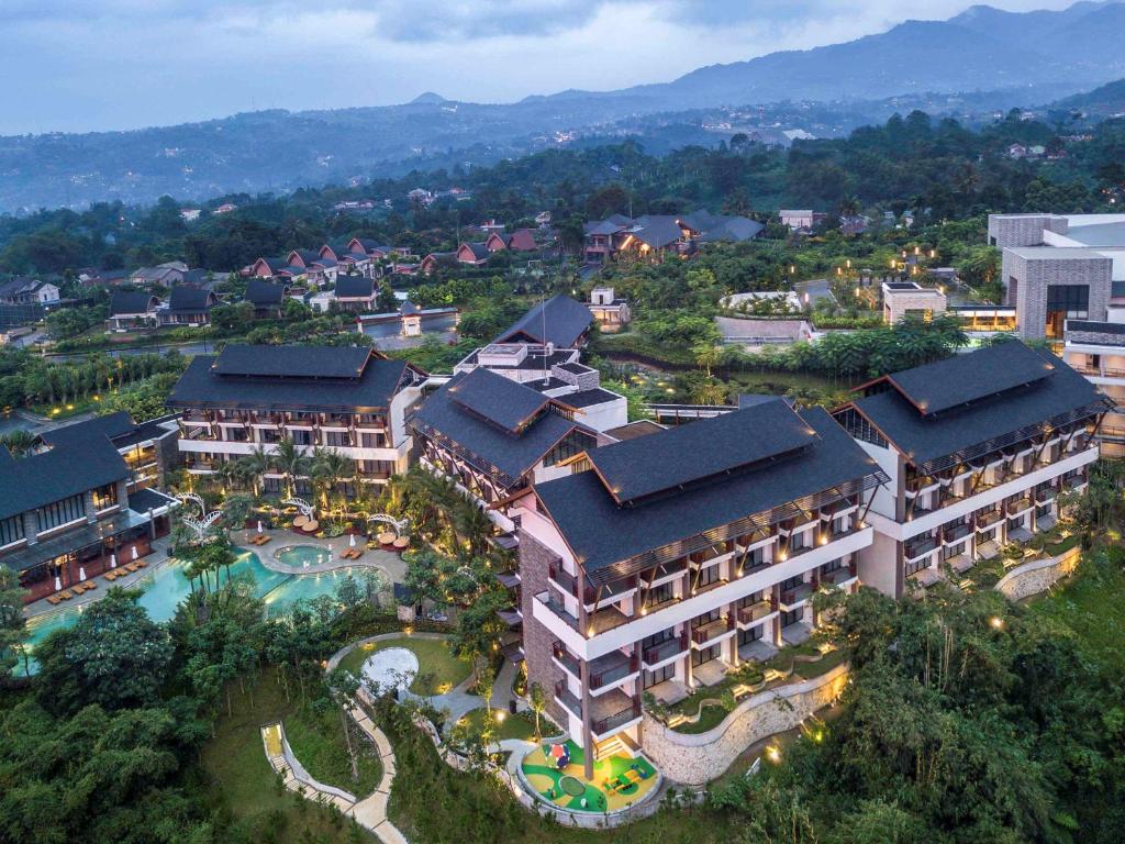 茂物Pullman Ciawi Vimala Hills Resort的享有带游泳池的度假村的空中景致