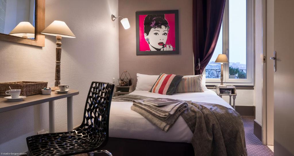 安锡阿尔卑斯酒店的一间卧室配有一张床、一张书桌和一个窗户。