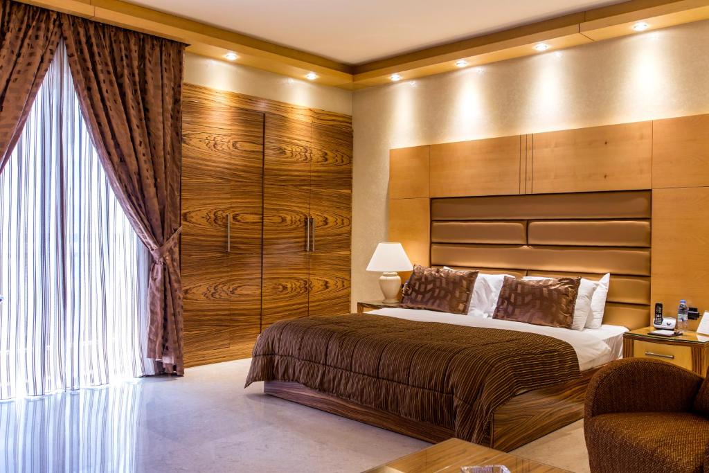 贝鲁特凡尔登拉霍亚酒店的一间卧室设有一张床和一个大窗户