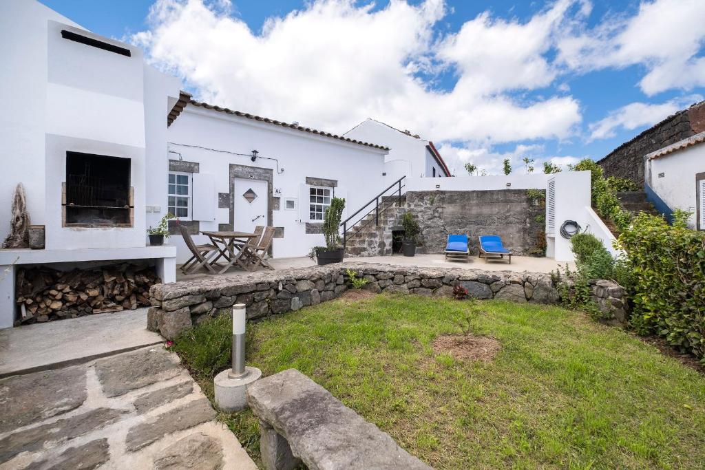 诺德什蒂Casa Vista da Marquesa的一座房子,有一个石头挡墙的庭院