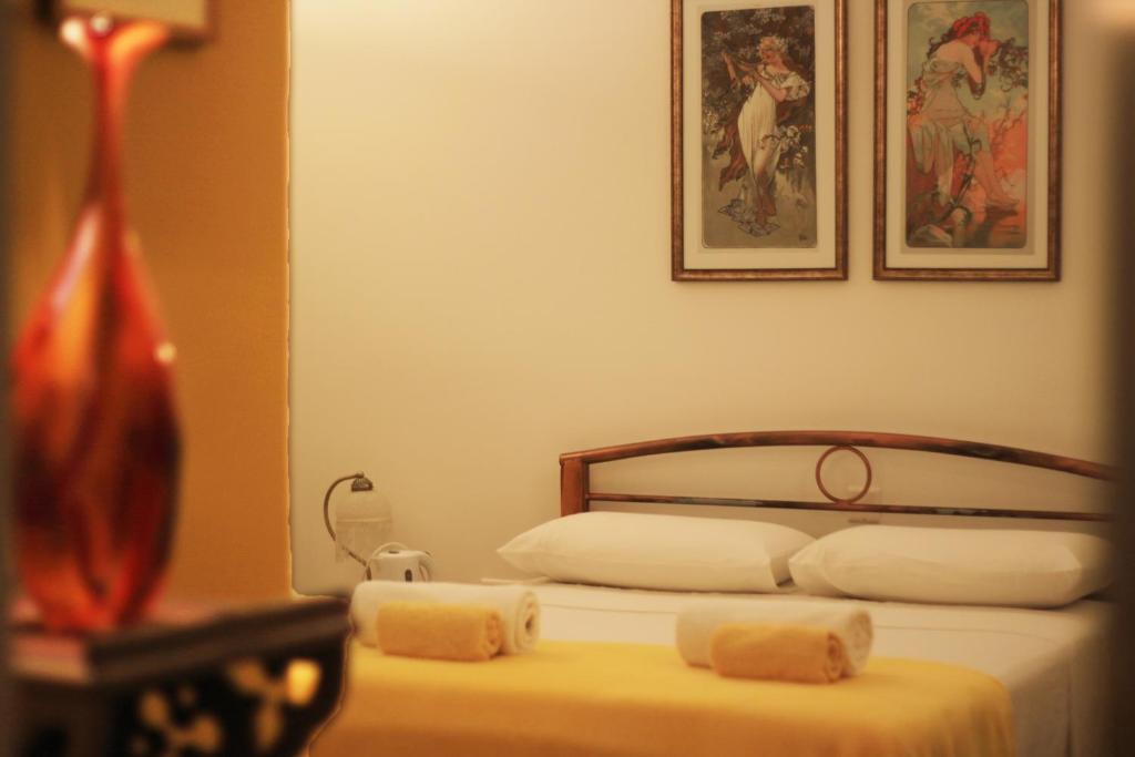 圣朱利安斯Giljana ensuite rooms shared terrace & kitchen的一间卧室配有一张床,上面有两条毛巾