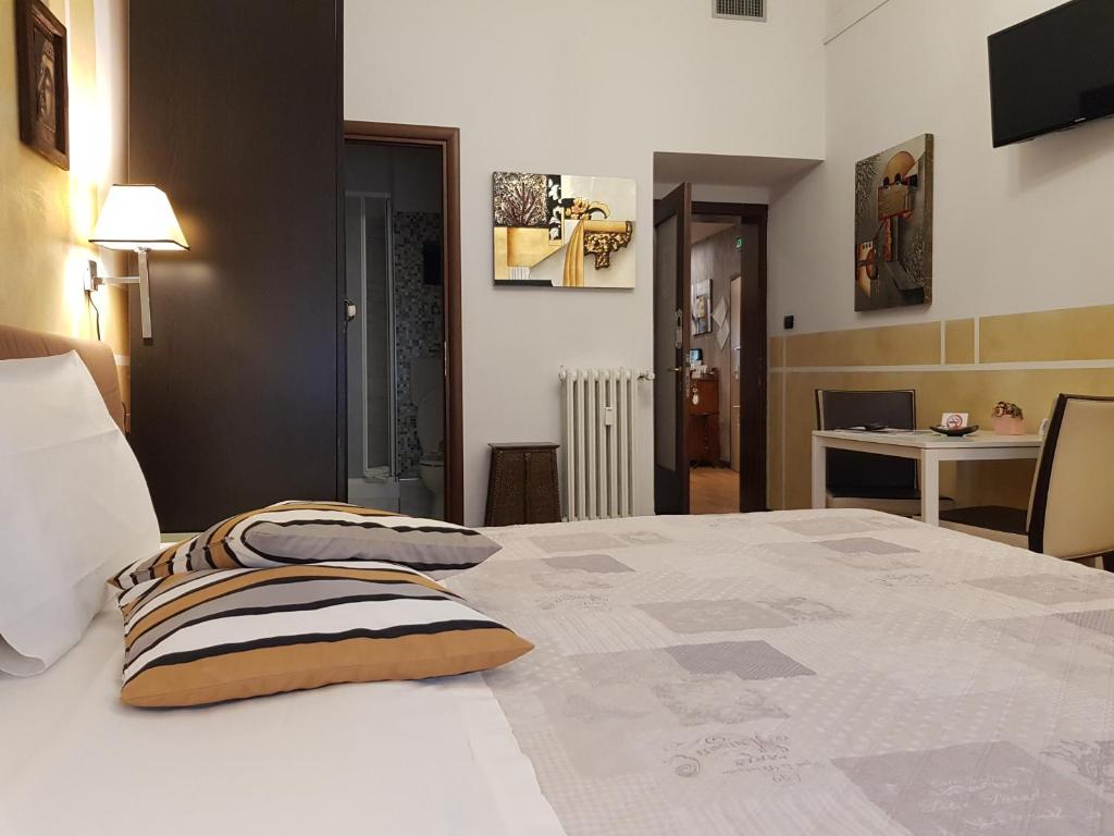 维罗纳Cittadella的一间卧室配有一张带两个枕头的床