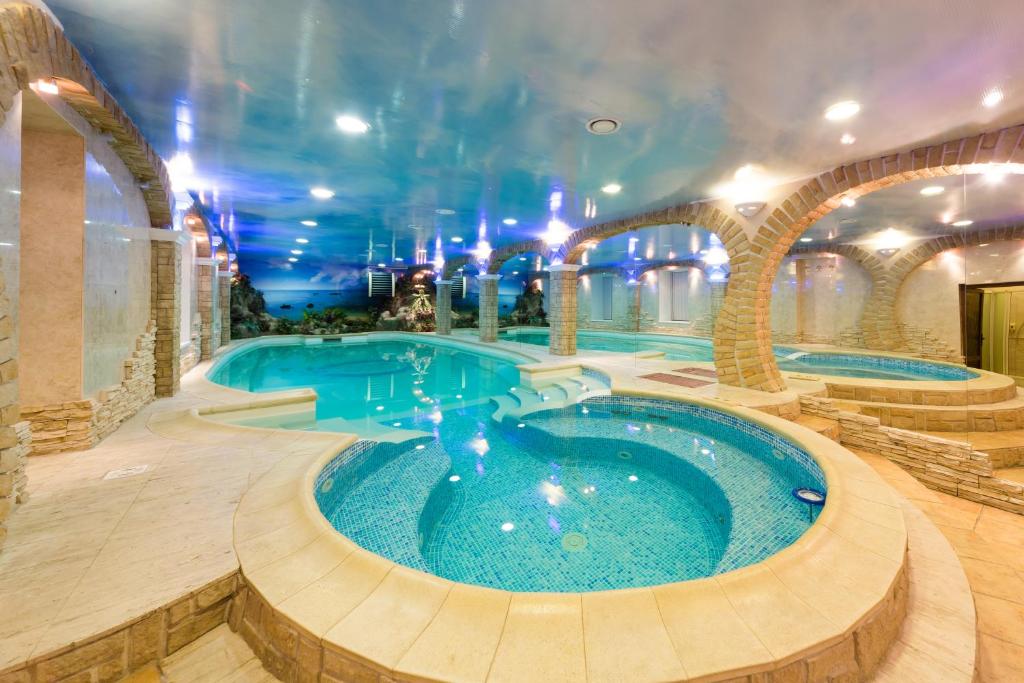 喀山维罗纳名誉酒店的大型建筑中的大型室内游泳池