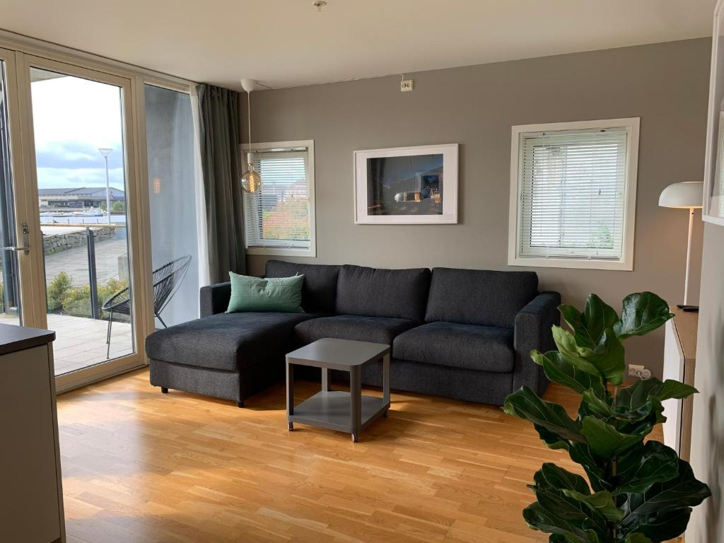 约尔珀兰Modern apartment in the Harbour of Jørpeland的客厅配有沙发和桌子