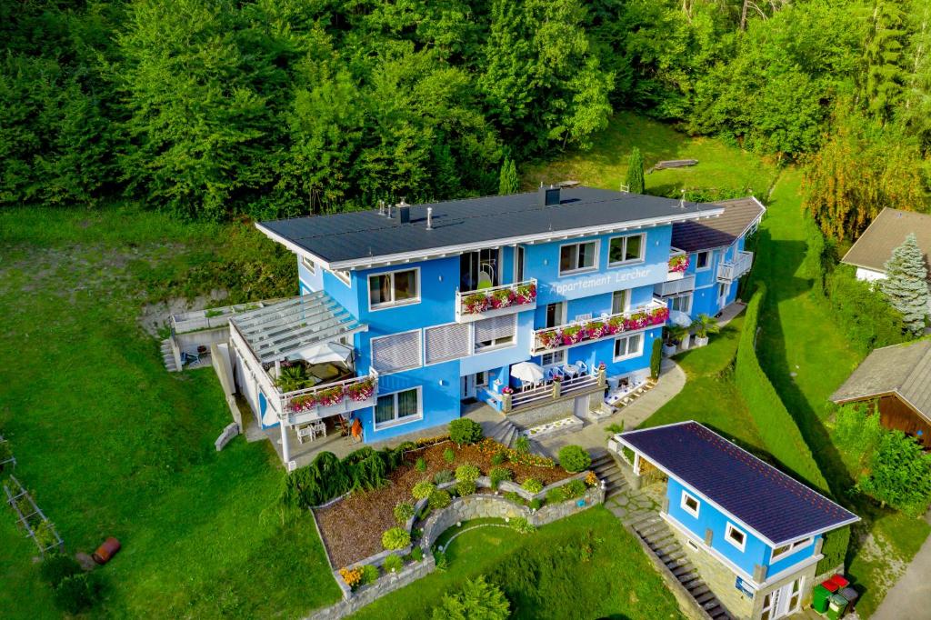 弗拉塔赫Appartementhaus Lercher的蓝色房子的空中美景,花园