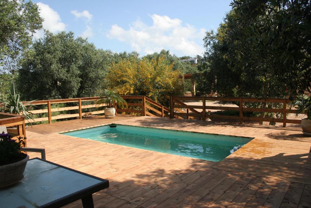 莱乌卡Villa Serena Maria的一个带木栅栏的庭院内的游泳池