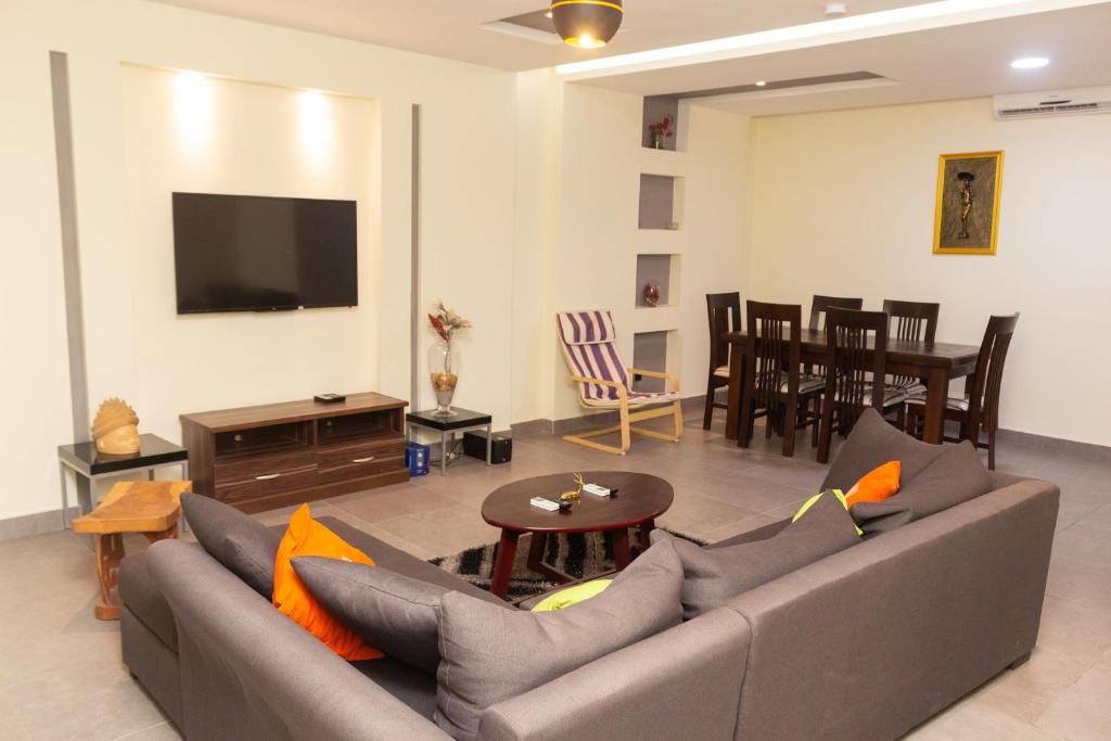 科托努IMOLEASE Kouessi Menontin的客厅配有沙发和桌子