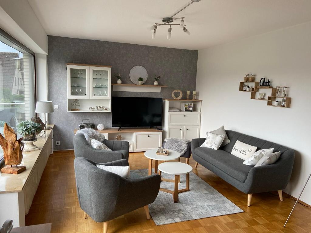 科斯费尔德Ferienwohnung Baumberger-Auszeit的客厅配有两张沙发和一台电视机