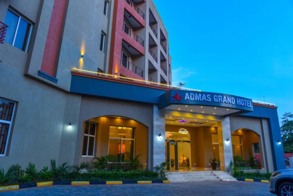 恩德培Admas Grand Hotel的享有Aams Grand酒店入口的景致
