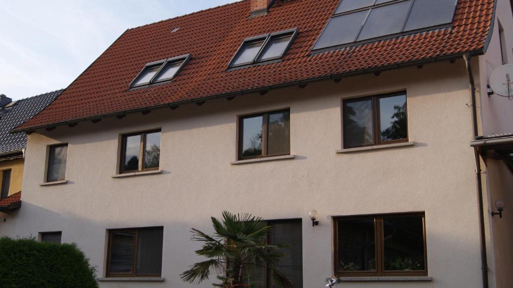 巴特弗兰肯豪森Ferienwohnung Schruttke的一座带窗户和红色屋顶的房子