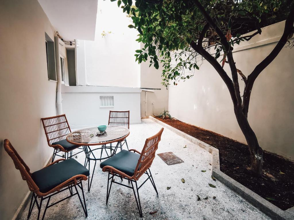 Explore Greece from Apartment with Private Garden的休息区