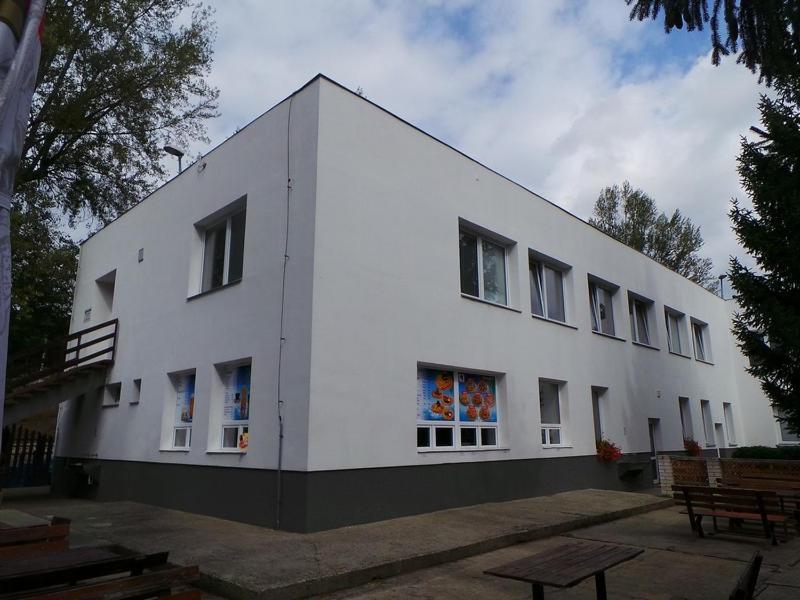 利托梅日采Ubytovna Koupaliště的白色的建筑,窗户在建筑的一侧