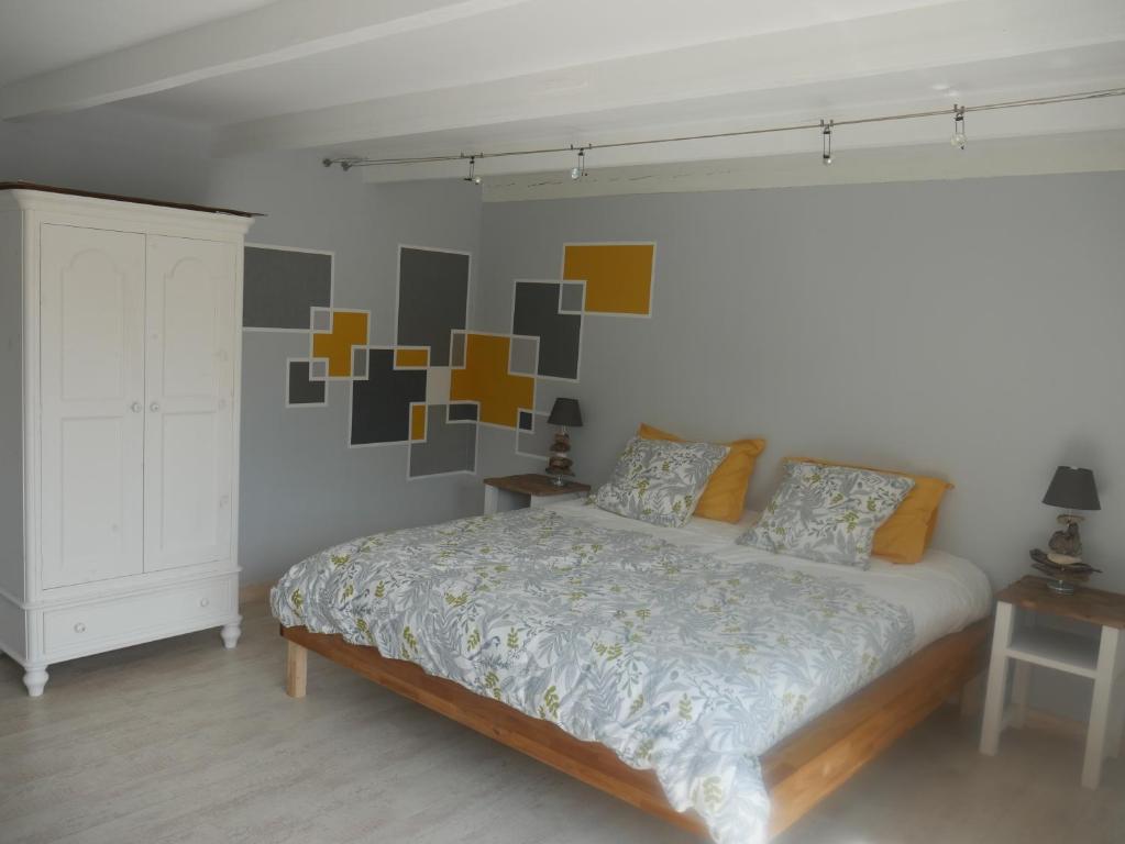 LeubringhenOpale des Caps的卧室配有一张色彩缤纷的壁床。