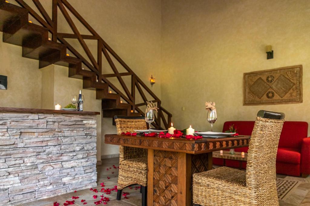 JamapaMAJU HOTEL CAMPESTRE & SPA的一间带桌子和楼梯的客厅
