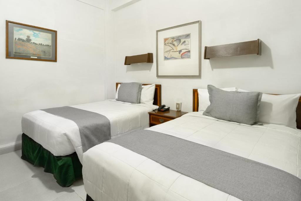 萨尔蒂约科阿韦拉萨尔蒂约总理酒店的两张睡床彼此相邻,位于一个房间里