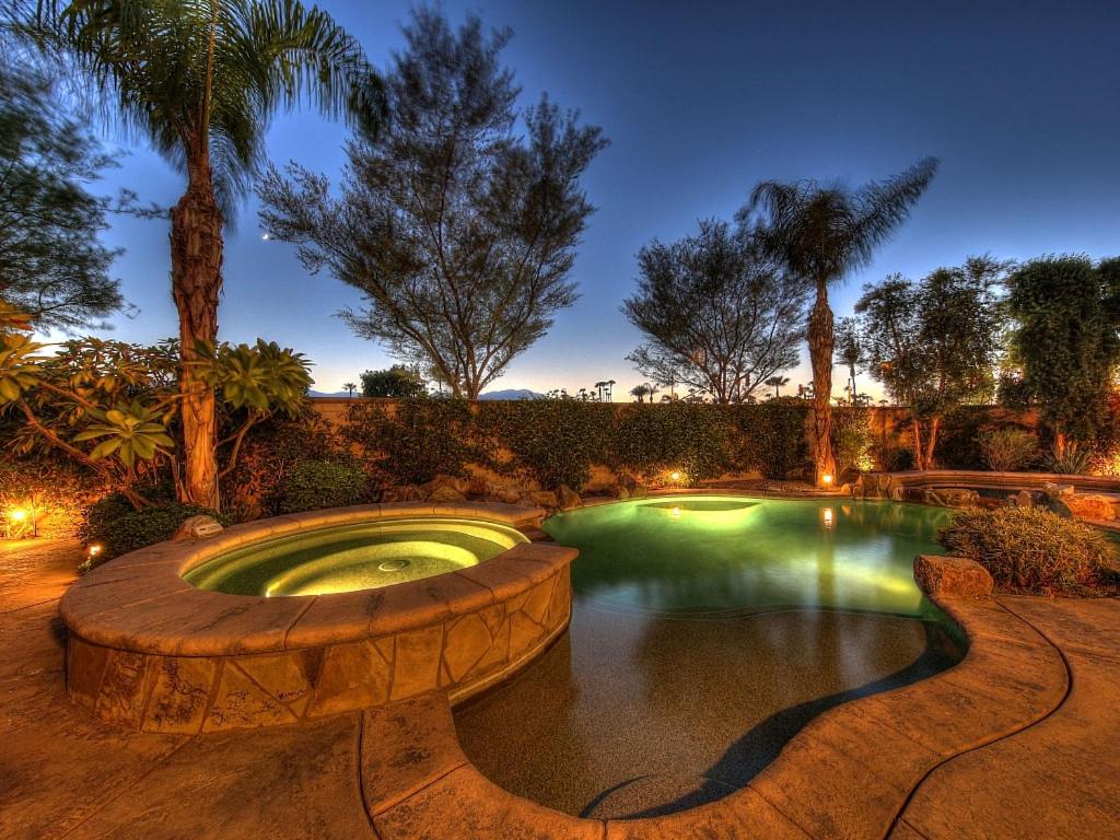 棕榈荒漠Desert Luxury Getaway的庭院中一个带喷泉的游泳池
