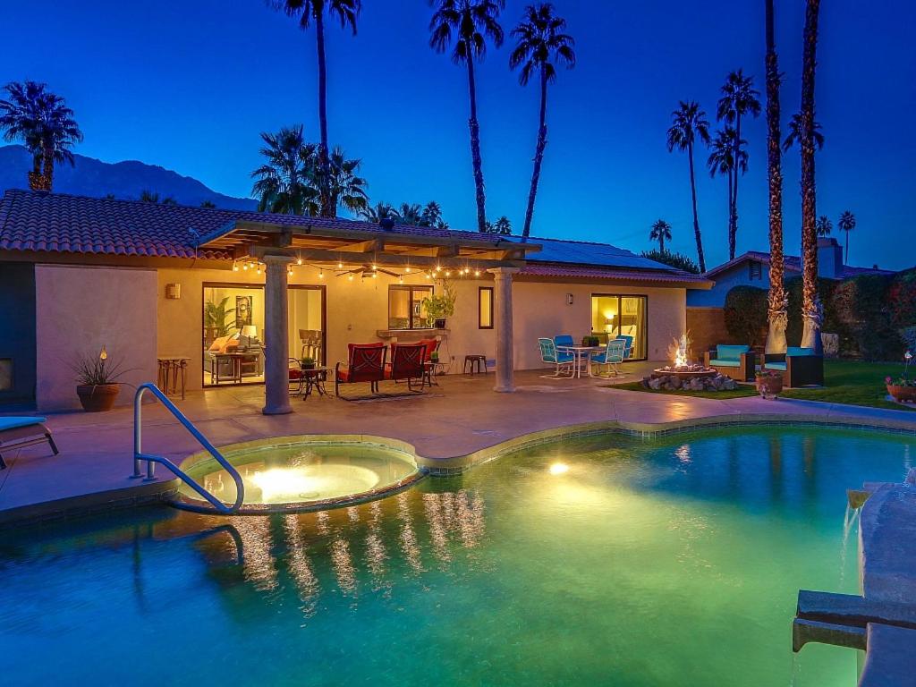 棕榈泉The Bev Palm Springs Permit# 3591的房屋前设有带热水浴池的游泳池