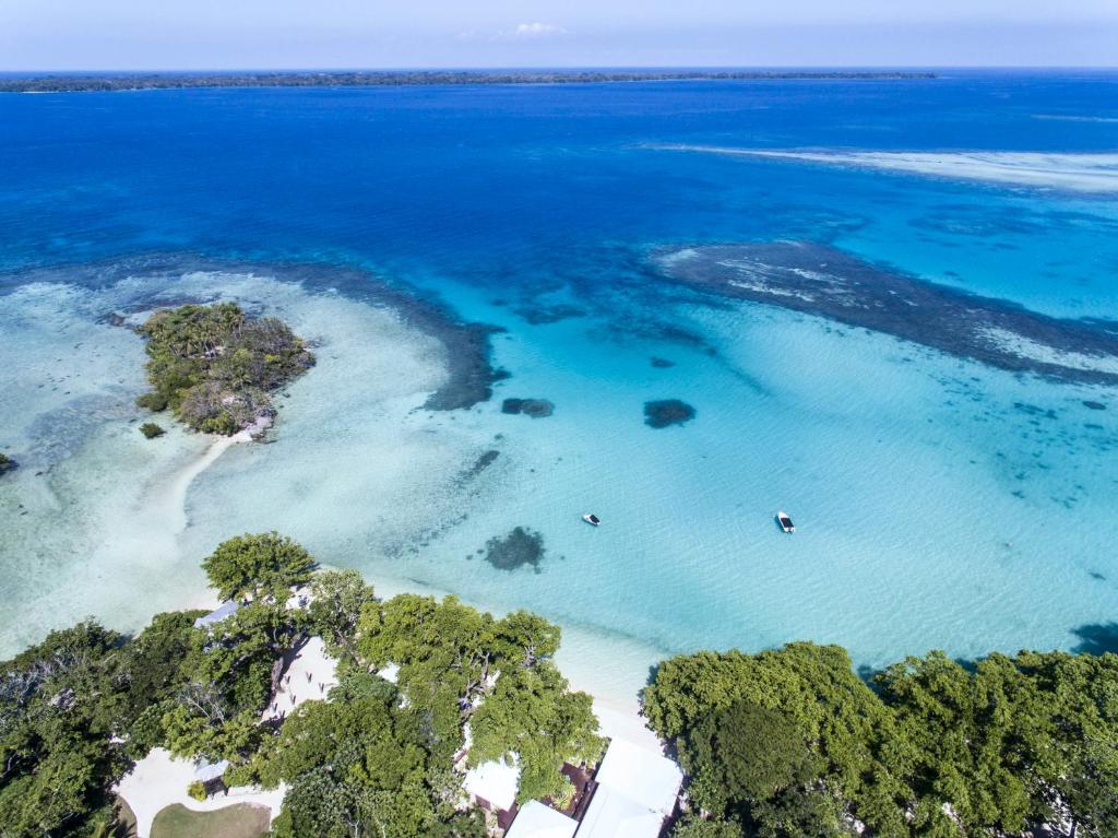 卢甘维尔Barrier Beach Resort的海洋岛屿的空中景观