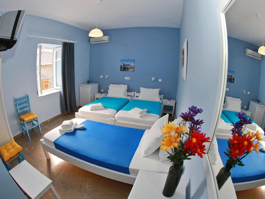 伊兹拉西雅纳宾馆的蓝色的卧室,配有床和蓝色的墙壁