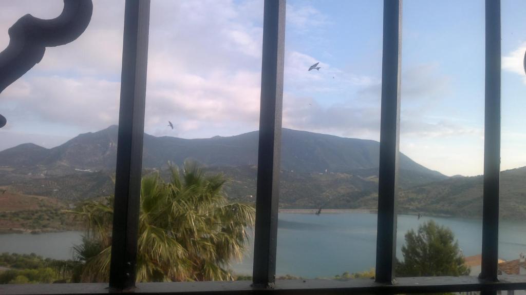 扎哈拉Casas Azahar-Alucema的享有湖泊和山脉美景的窗户。