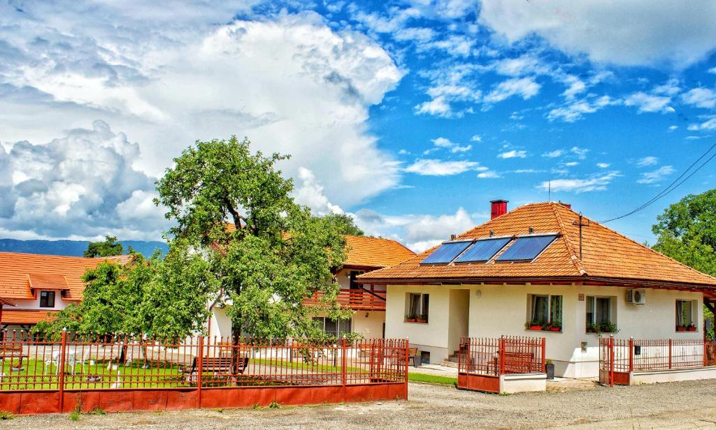 舒加塔格盐矿镇Pensiunea Mariana的屋顶上设有太阳能电池板的房子