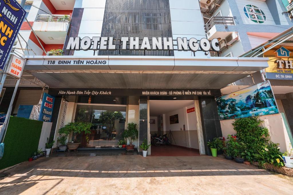邦美蜀Thanh Ngọc Motel的享有大楼主门的景致。