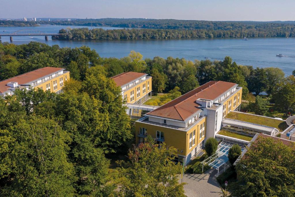 波茨坦波茨达姆塞米钠里斯海洋酒店的享有一座河流建筑的空中景致