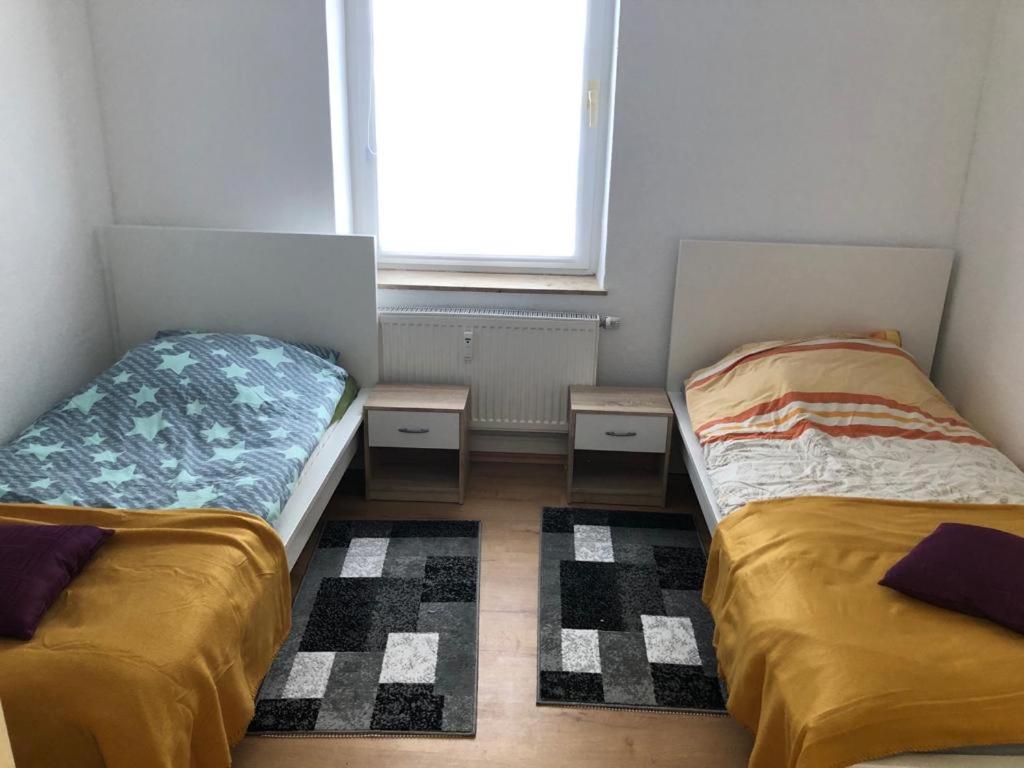 巴特萨尔茨代特富特Zimmervervietung Bei Lachajczyk的小型客房 - 带2张床和窗户