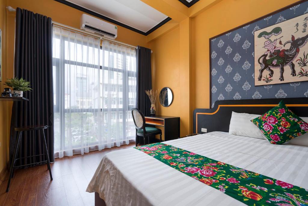 下龙湾VietHouse Homestay Ha Long的一间卧室设有一张床和一个大窗户